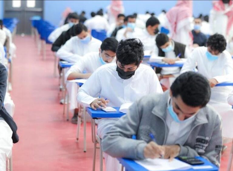 طلاب يختبرن
